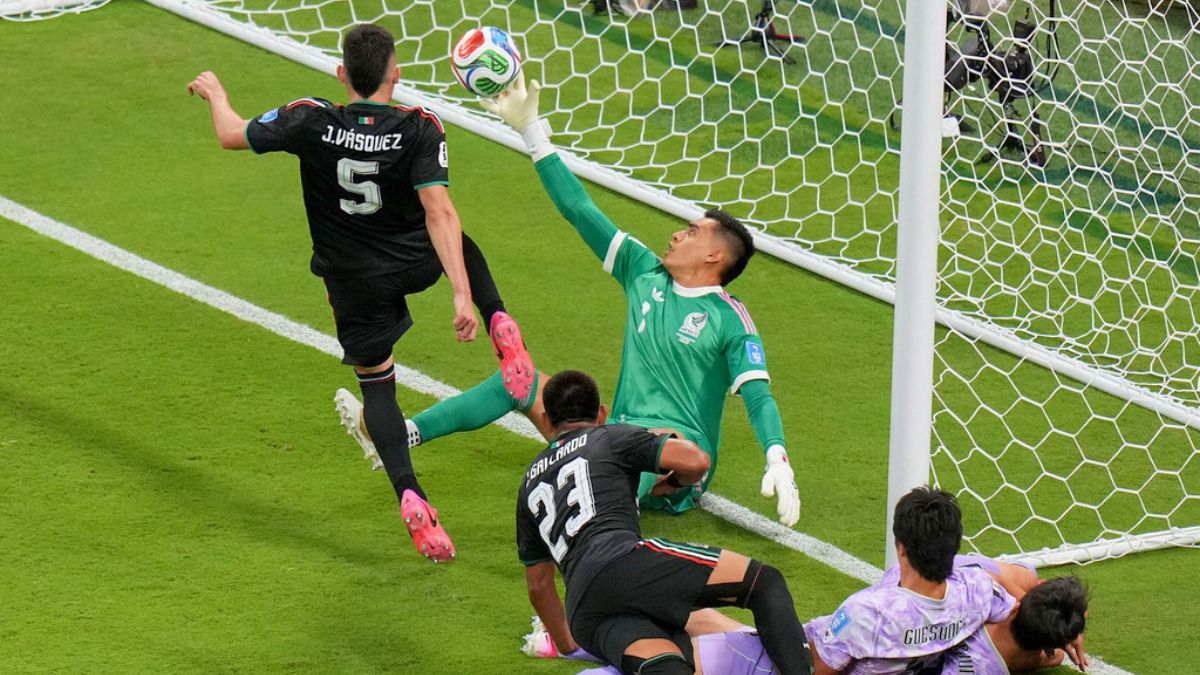 Raúl Rangel ataja un disparo clave en el México Vs Corea. AP.