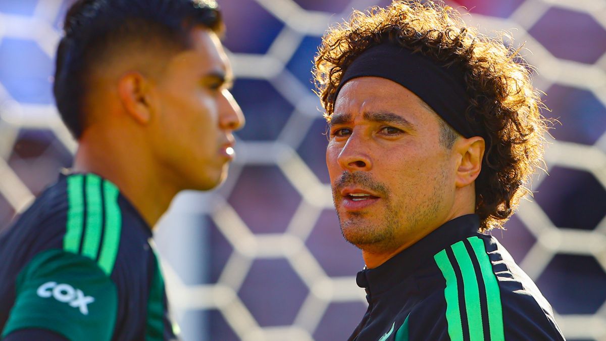 Raúl Rangel y Guillermo Ochoa en un entrenamiento de la Selección Mexicana. MexSport.