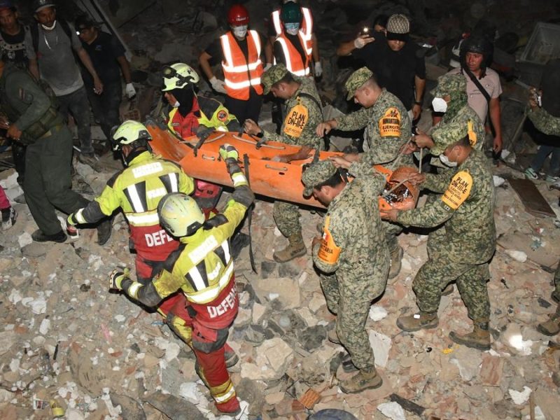 Salva Ejército mexicano a menor de entre escombros de edificio colapsado en Venezuela