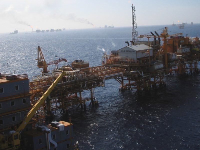 Cae a niveles mínimos históricos inversión física de Pemex