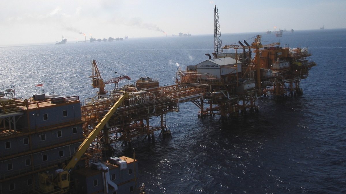 Rezago de Pemex en inversión