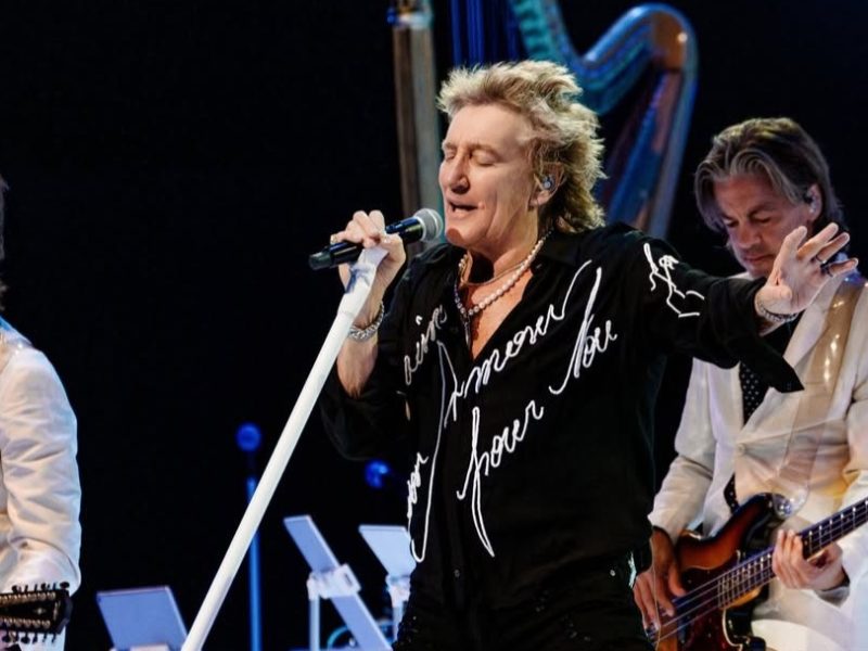 Rod Stewart alarma a sus fans: Necesitó un tanque de oxígeno en pleno concierto tras casi desmayarse