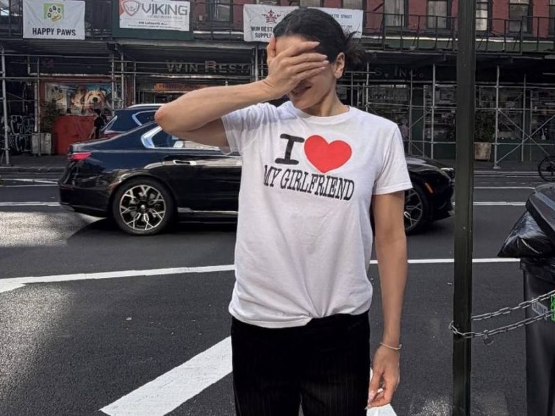 Rosalía confirma su noviazgo con la modelo Loli Bahía con leyenda en su playera