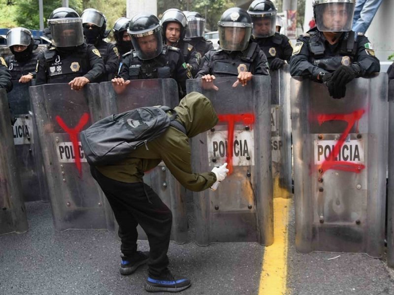 Chocan manifestantes y policías en inmediaciones de Estadio; medios extranjeros reportan caos en CDMX