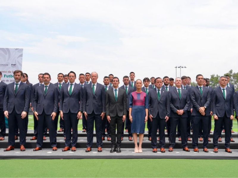 El veterano Guillermo Ochoa recibe la bandera de México previo al arranque del Mundial