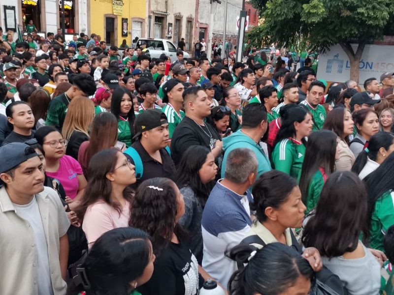 Aficionados pidieron vacaciones o descanso para ir a Plaza Expiatorio y apoyar a la Selección Mexicana