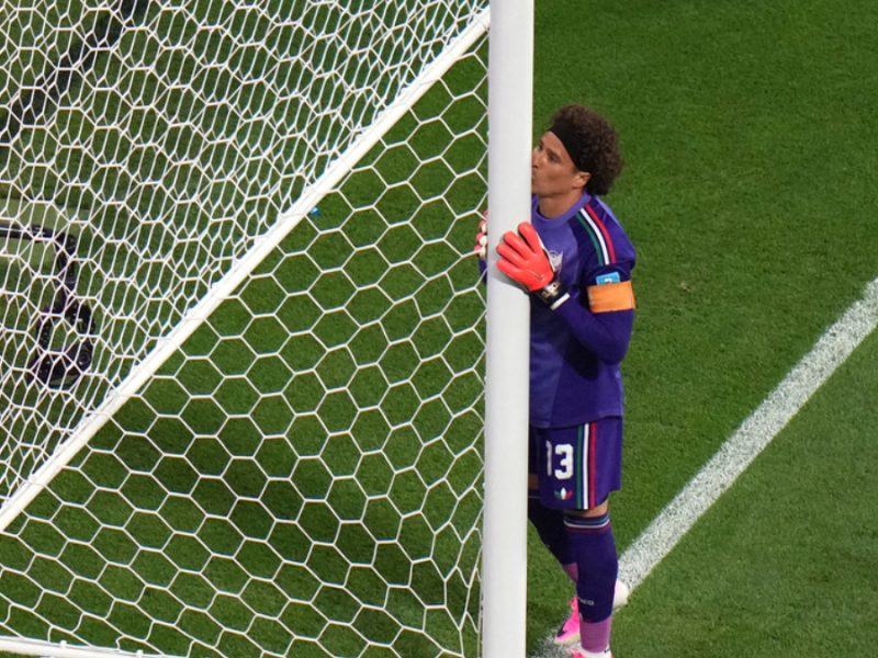 Gianni Infantino destaca a Guillermo Ochoa, pero David Faitelson critica el homenaje al portero