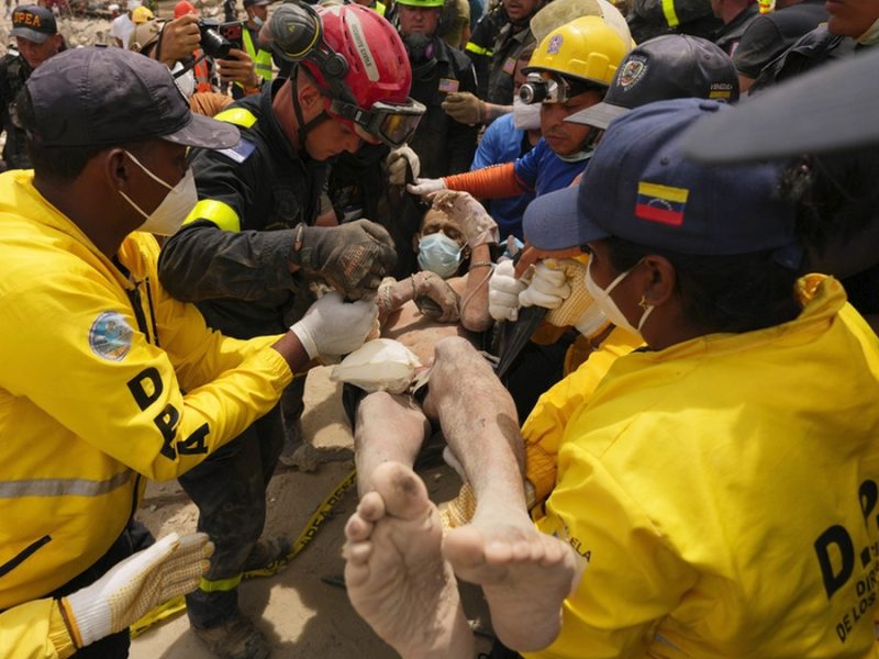 Buscan a contrarreloj en Venezuela: a 4 días de sismos hay 1,450 muertos y habría 50 mil personas sin localizar