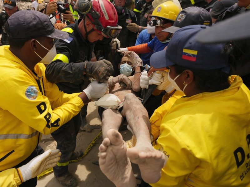 Aceleran búsqueda de sobrevivientes en Venezuela tras agotarse horas cruciales para su rescate