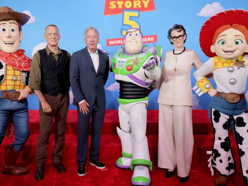  Toy Story 5 reúne a sus estrellas en una premiere histórica; Taylor Swift roba reflectores con actuación sorpresa