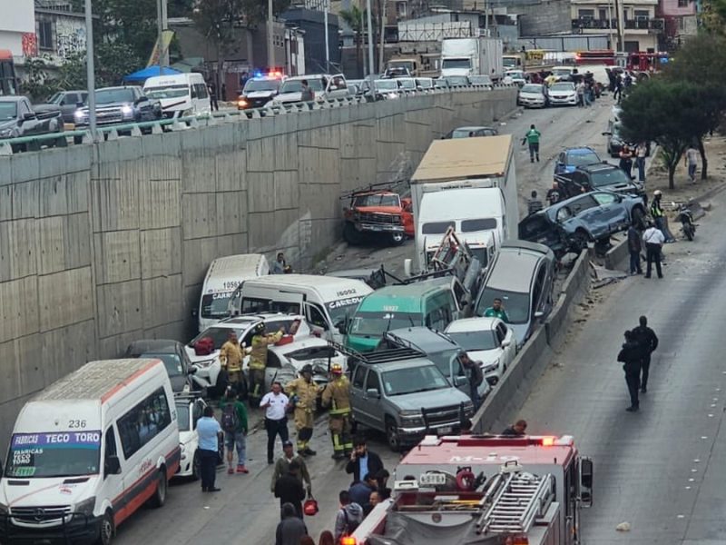 Tráiler sin frenos y a exceso de velocidad choca contra 34 vehículos en Tijuana; hay 30 lesionados