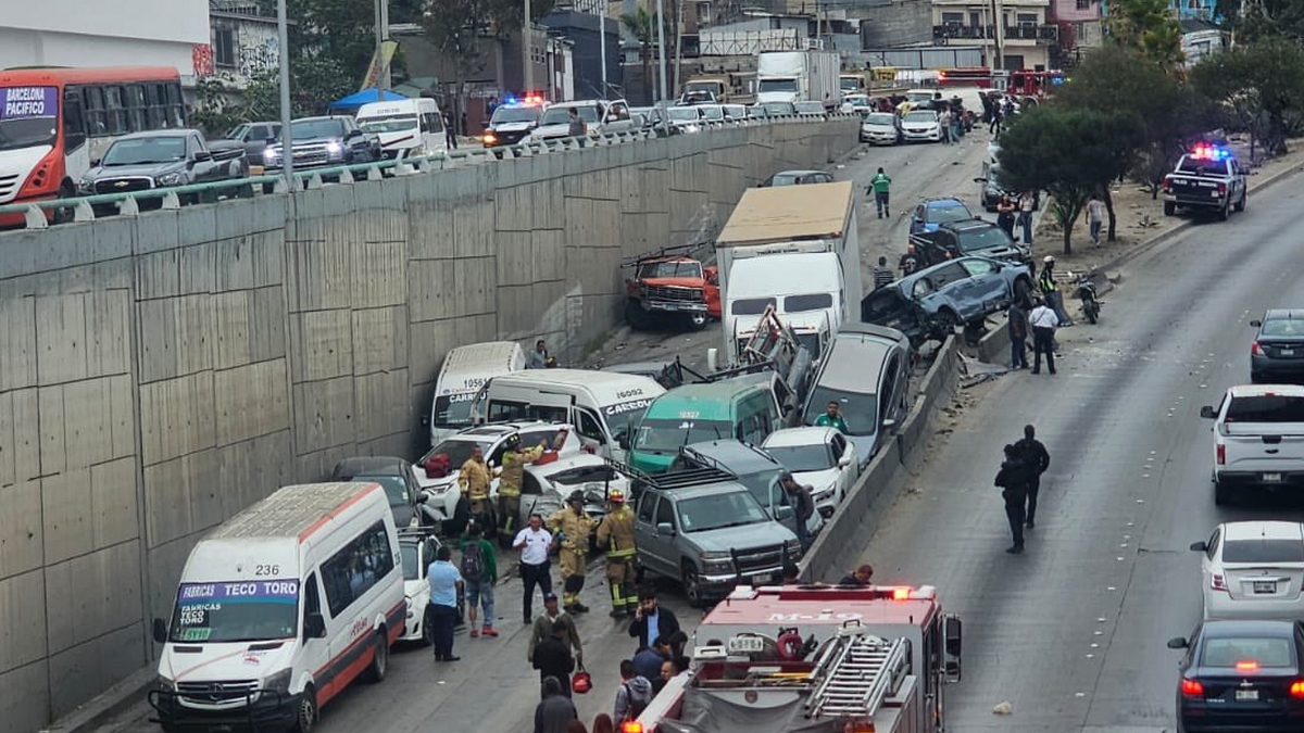 Tráiler choca 34 autos en Tijuana