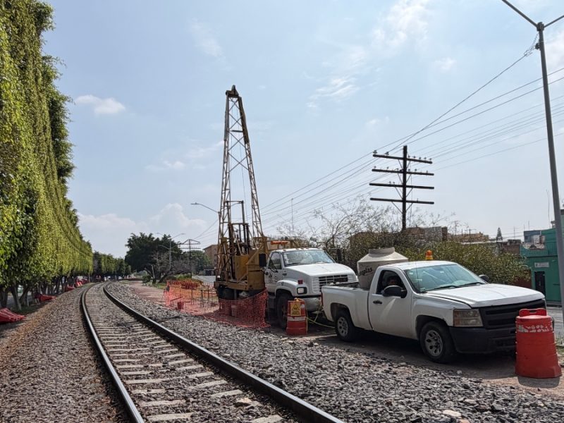 Revisan casas por donde pasará el tren de pasajeros en Celaya para prevenir afectaciones
