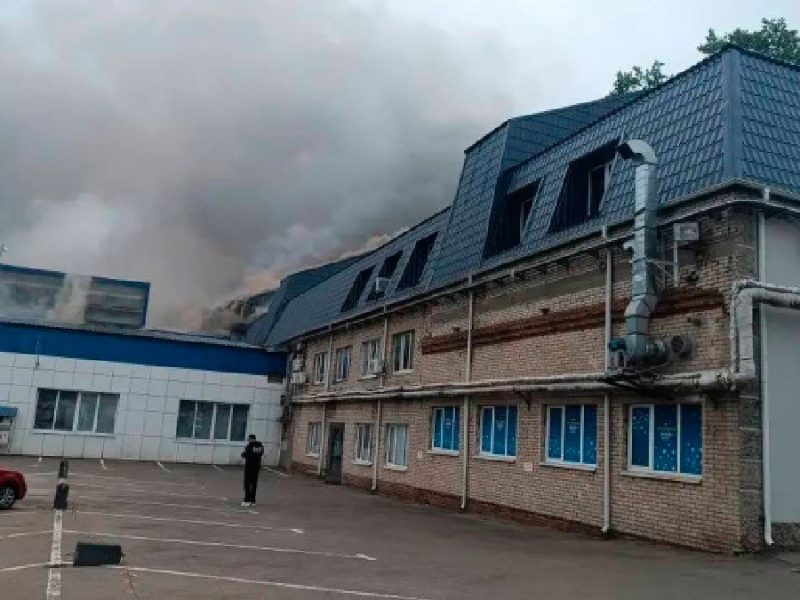 Ucrania ataca refinería de Moscú con drones y desata caos en aeropuertos