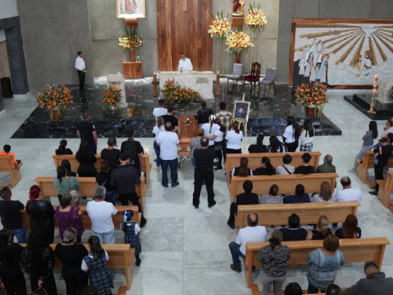 Despiden a José Luis Arroyo, quien murió por consumir alcohol adulterado en Irapuato