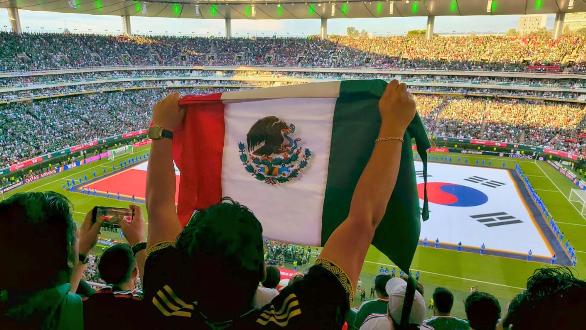 Un aficionado saca una bandera de México en el estadio Guadalajara. Ituriel Pérez.
