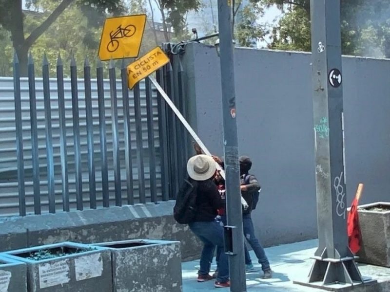 Presiona CNTE con vandalismo a SEP y bloqueos en CDMX, Oaxaca y Chiapas; exige abrogar Ley del ISSSTE