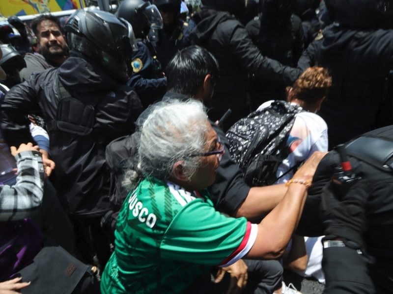 Violentan a colectivos de buscadoras en CDMX: policías reprimen manifestación en Tlalpan