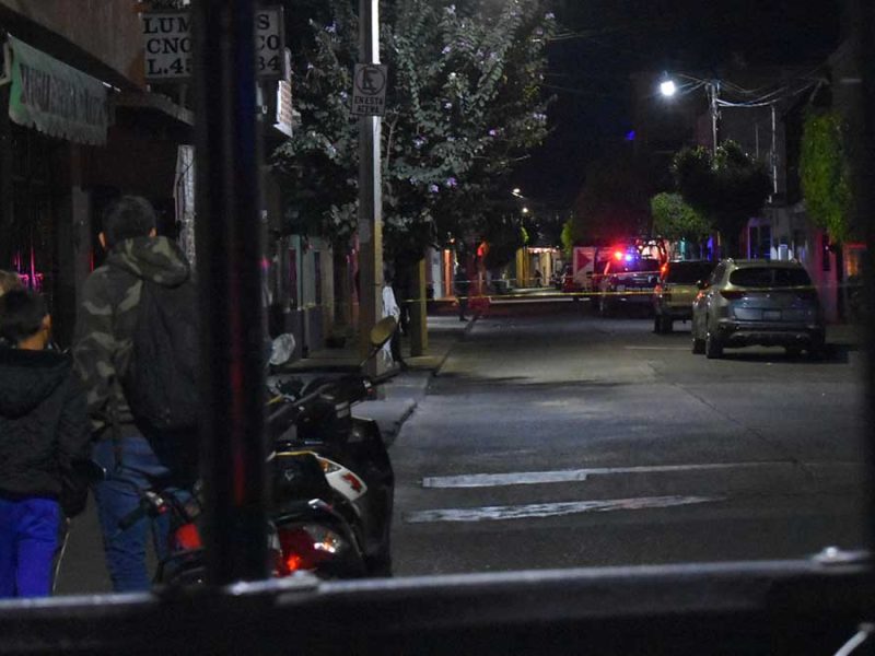 Sicarios en moto irrumpen en negocio de comida en Acámbaro y dejan grave a un cliente