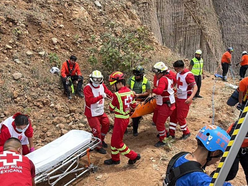 Rescate en barranco de Acámbaro: Cae de un peñasco de 50 metros y sobrevive