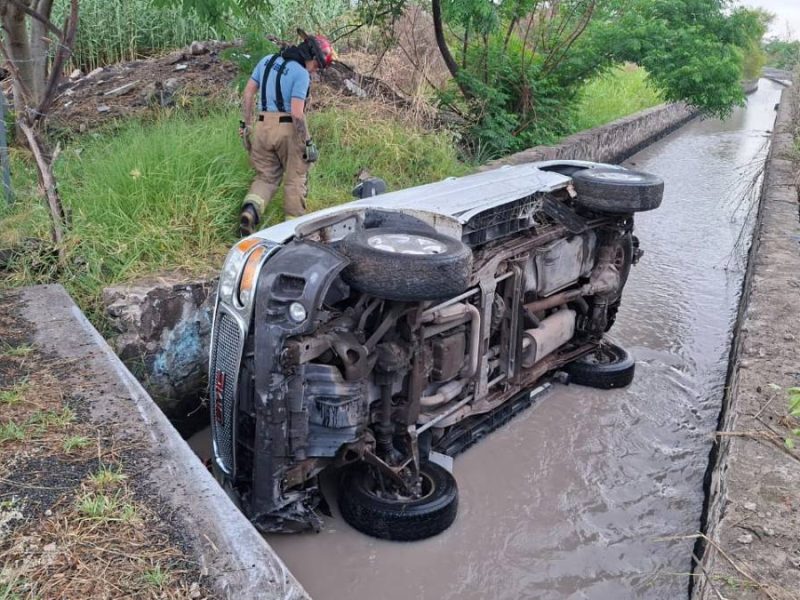 Madre y bebé de nueve meses resultan heridos tras volcar camioneta en canal de riego, en Jalpa de Cánovas