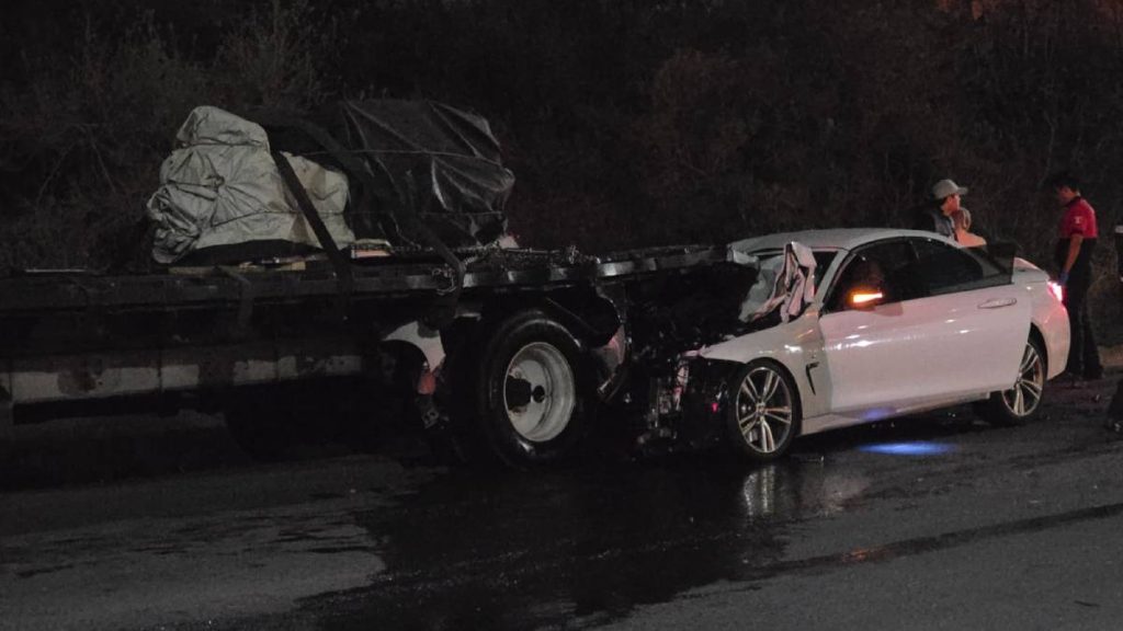 Accidente en León: Echa una ‘pestañita’  y termina destrozando su BMW contra un tráiler