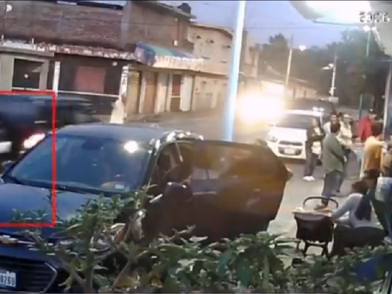 Adulto mayor hace señales de cruzar la calle pero conductor no se detiene y lo arrolla