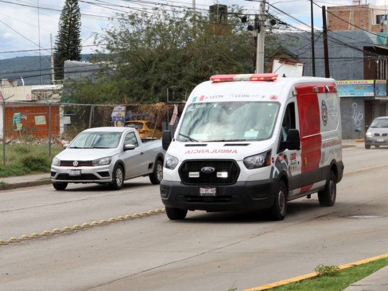 Tardan ambulancias en León por falta de personal: Cruz Roja opera solo tres de nueve