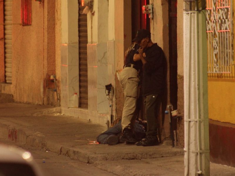 Asesinan a hombre identificado como Fabricio afuera de una vivienda en la colonia Obrera