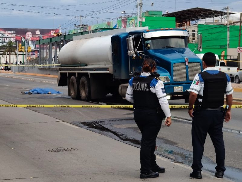Muere hombre al ser impactado y atropellado por una pipa en Torres Landa