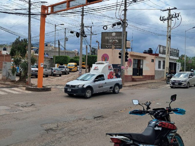 Baches invaden la Avenida Santa Fe; Samantha Smith dice que se necesitan $75 millones