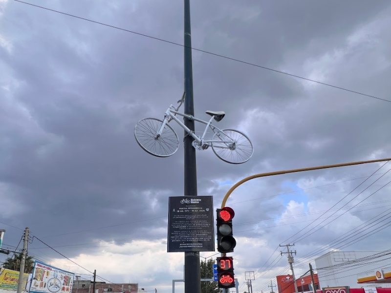 ¿Qué significa la bici blanca colgada en León? Ciclistas protestan y memoran a Martha