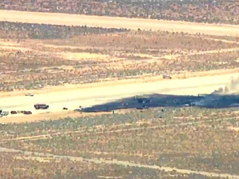 Bombardero B-52 se estrella en base militar de EU después de despegar