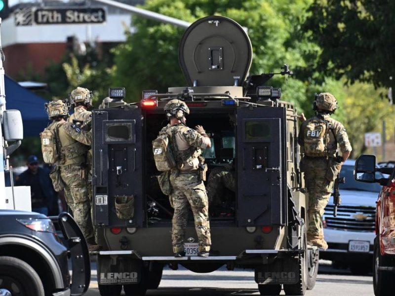 FBI abate a exmilitar que secuestró a 10 empleados escolares en California