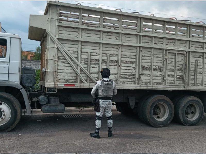 Detienen a hombre que conducía camión con reporte de robo