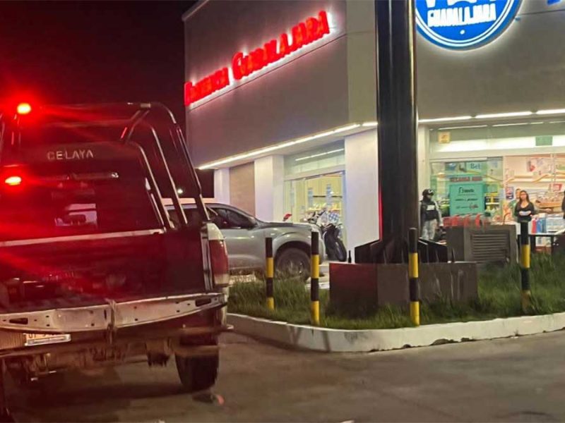 Terror en Celaya: Asalta Farmacia Guadalajara y rocía con gasolina a empleados