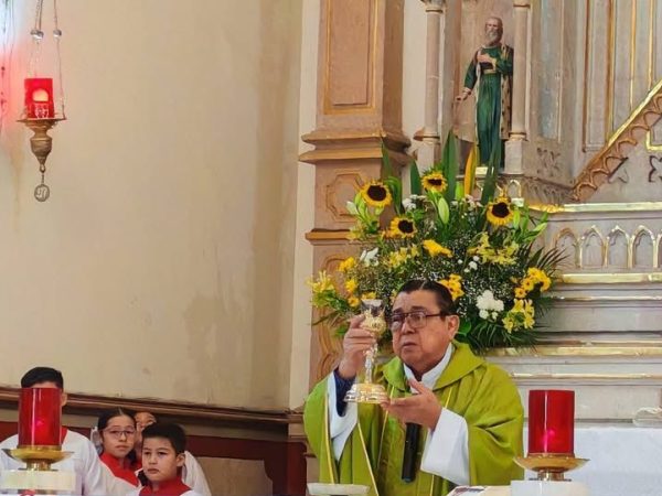 El padre Lalo y Monseñor Frausto celebran 58 años al servicio de Dios