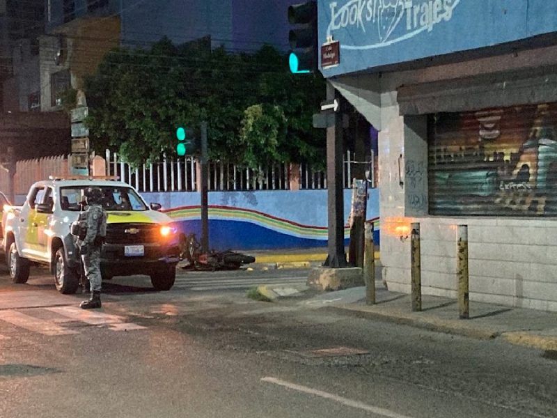 Motociclista y policía resultan lesionados luego de choque