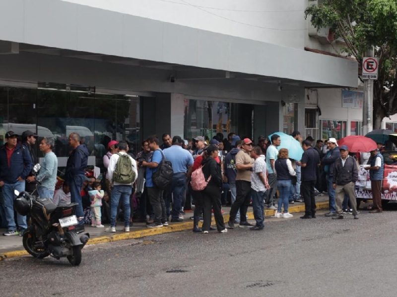 Bloquea CNTE aeropuertos, bancos, plantas de Pemex…