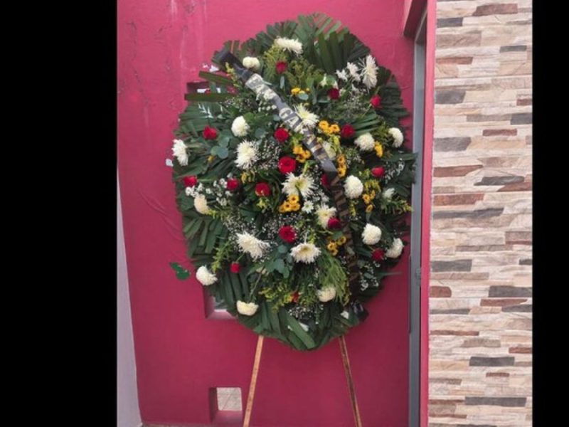 Dejan corona fúnebre en casa de diputada del PRI en Sinaloa; asegura que no van a callarla