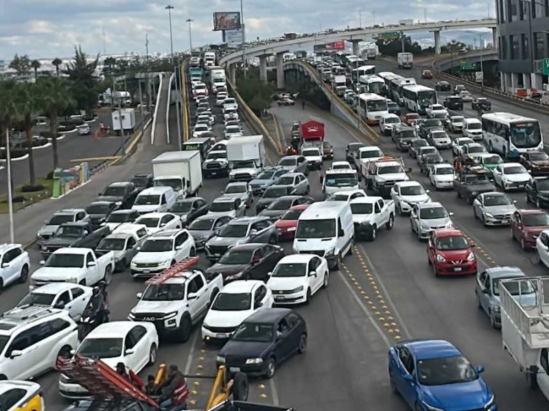 Conductores ejecutivos estrangulan salida León-Silao por detención de compañero en Irapuato