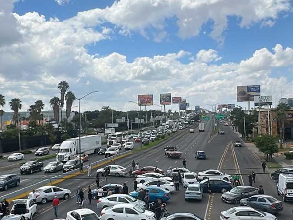 Tras caos por bloqueos en Guanajuato, va mesa técnica entre taxistas y choferes de plataforma