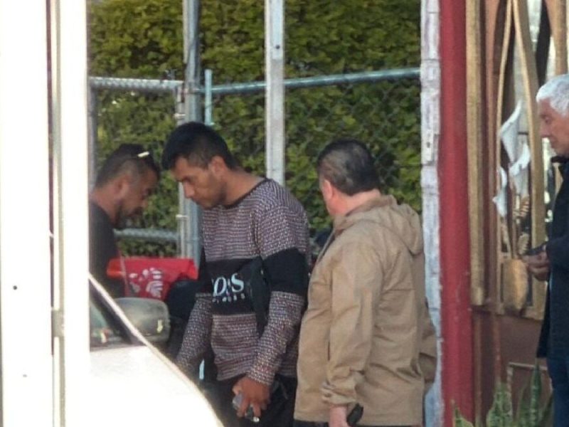 Hombre libera a seis familiares tras permanecer 20 horas atrincherado