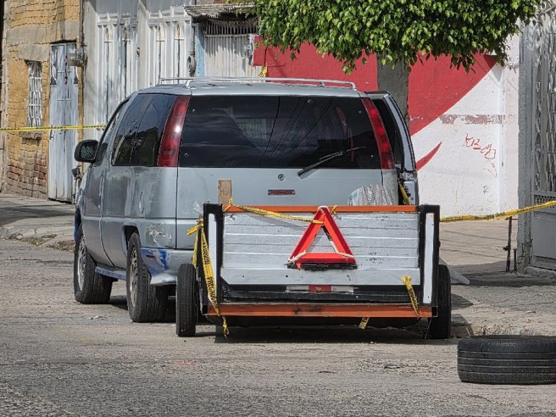 Hallan muerto a hombre dentro de camioneta en la que vivía