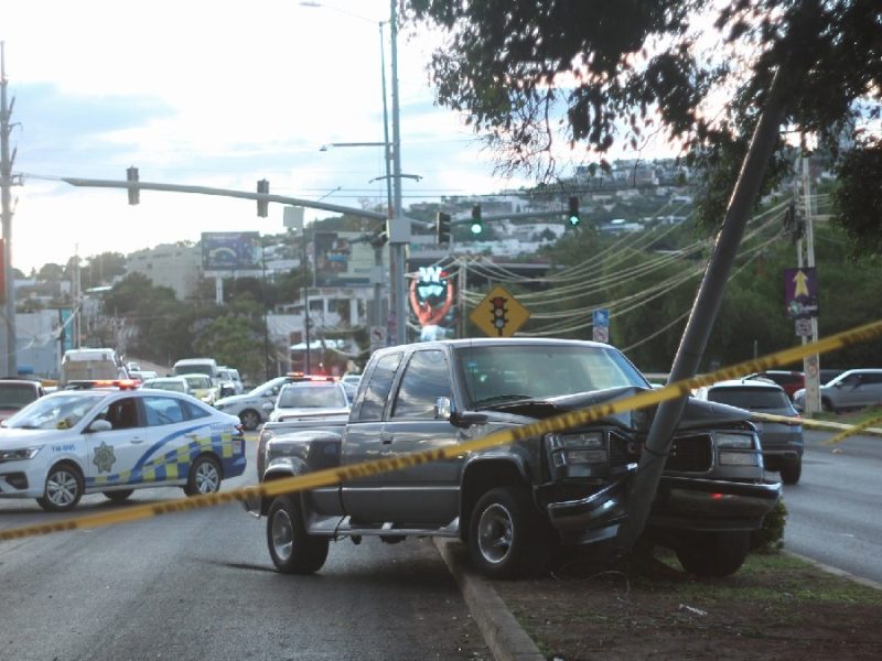 Intentan robar a conductor y termina chocando contra poste tras ataque a balazos