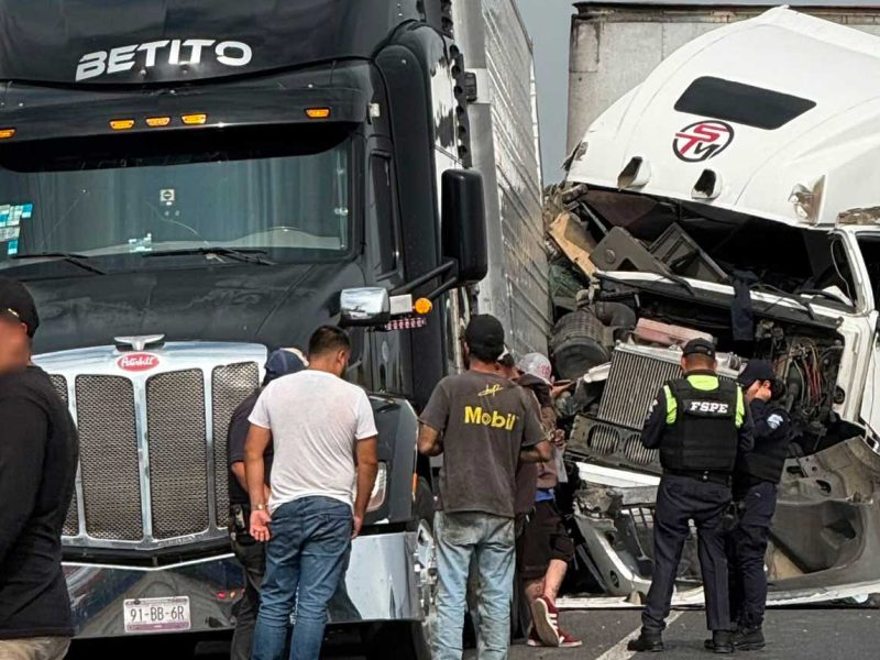 Irapuato: Conductor desayunaba cuando otro tráiler destrozó la parte trasera de su unidad estacionada