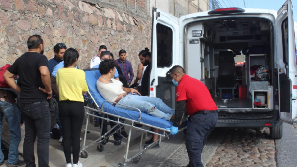 Casco le salva la vida en León: Llanta de camión pasa sobre la cabeza de un motociclista