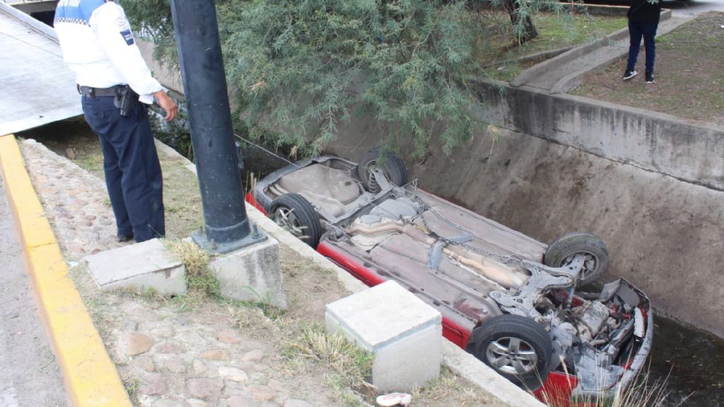Choque por alcance proyecta a un Jetta al fondo de un arroyo en el Timoteo Lozano de León