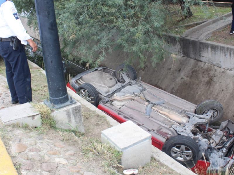Choque por alcance proyecta a un Jetta al fondo de un arroyo en el Timoteo Lozano de León