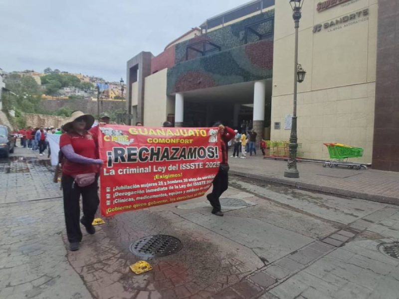 Marchan maestros de la CNTE en Guanajuato capital; exigen aumento del 100% al salario